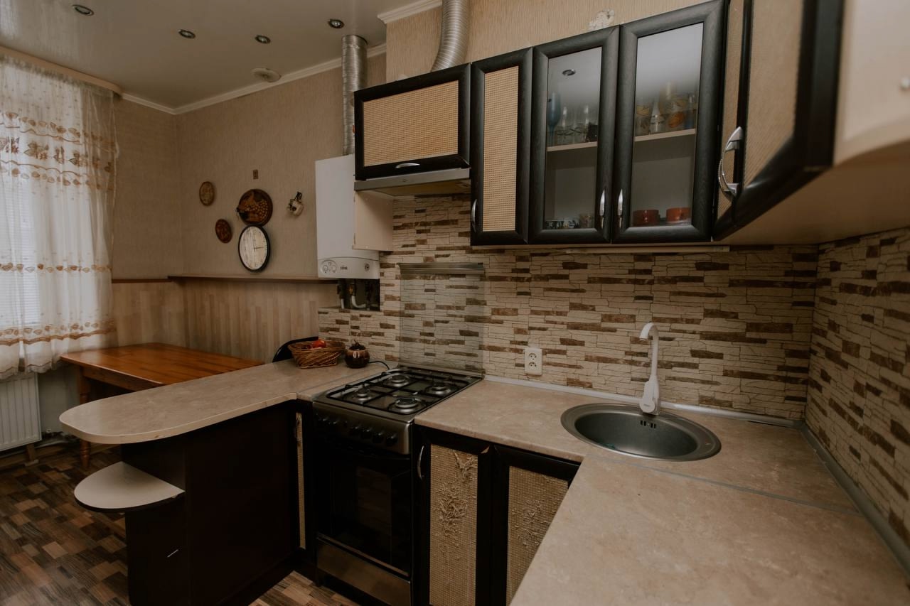 Продаётся 2-комнатная квартира в «Сталинке» 🏠 Основные параметры: Общая площадь: 67 м² Площадь кухни: 12 м² Этаж: 1/4 Собственность: документы РФ Прописка: нет Долги: отсутствуют (оплачиваются при сделке) ✅ Ремонт и особенности: Высокие потолки 3 м Автономное отопление Тёплый пол в ванной и коридоре Раздельны...