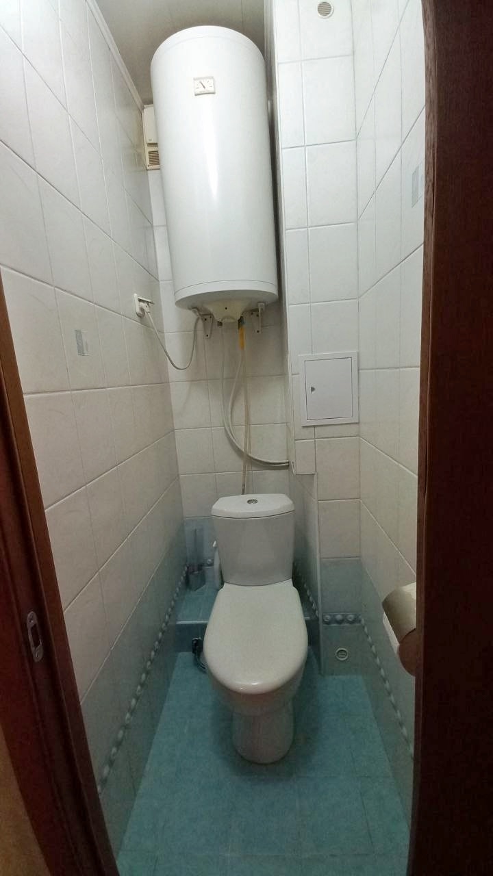 🏡 Продаётся уютная двухкомнатная квартира в Луганске! Площадь: 54 квадратных метра . Этаж: 8 из 9 Адрес: 1-й микрорайон, дом 1. 💫О квартире - Кухня: 7,1 квадратных метра — удобно организованное пространство для приготовления пищи. - Окна: от компании Salamander (Германия) — отличная теплоизоляция. - Рама: от...