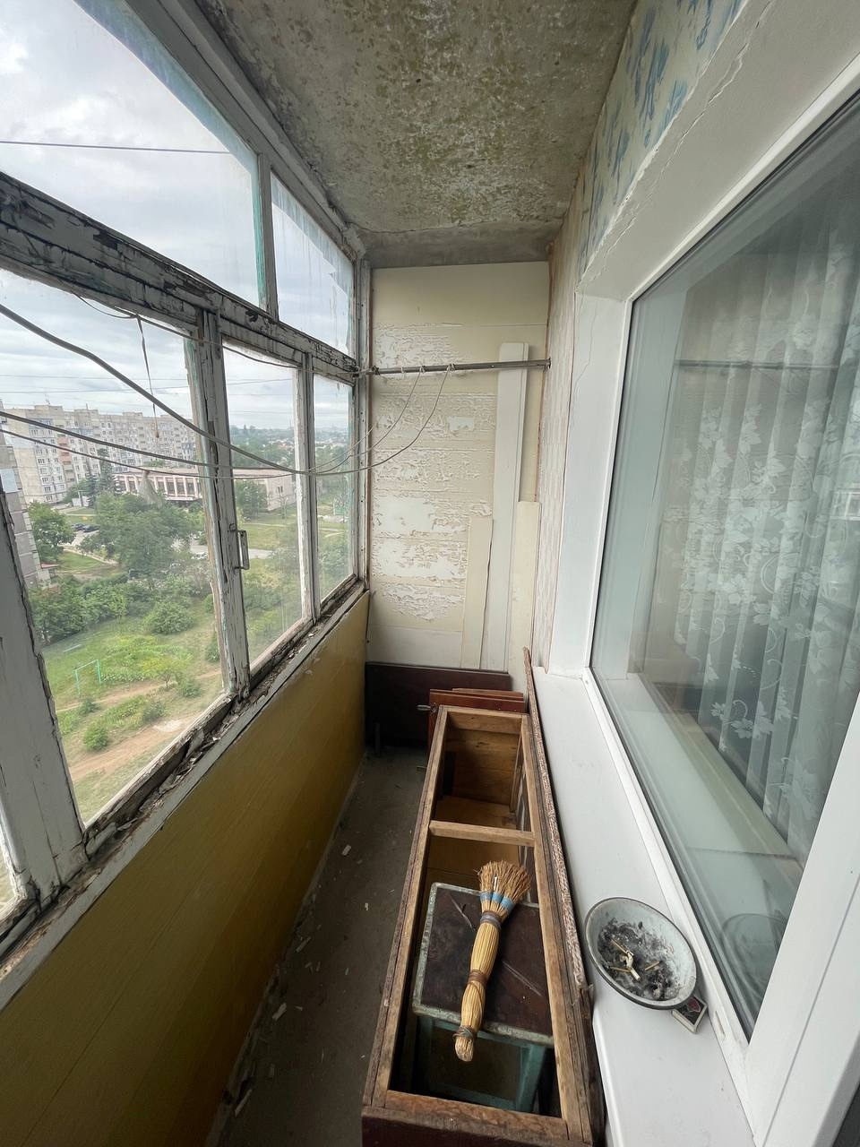 Г.Алчевск 🏢В продаже 2х-комнатная просторная квартира в новом районе с прекрасной инфраструктурой 🔷Адрес: ул.Станиславского(рядом школа,детский сад,магазины,аптеки,банк) 🔷Состояние:Средне жилое,МПО,в доме новый лифт 🔷Площадь: ОП ≈51кв.м,кухня 8.5кв.м(балкон) 🔷Юридическая чистота: без долгов,документы РФ ☎️+79...