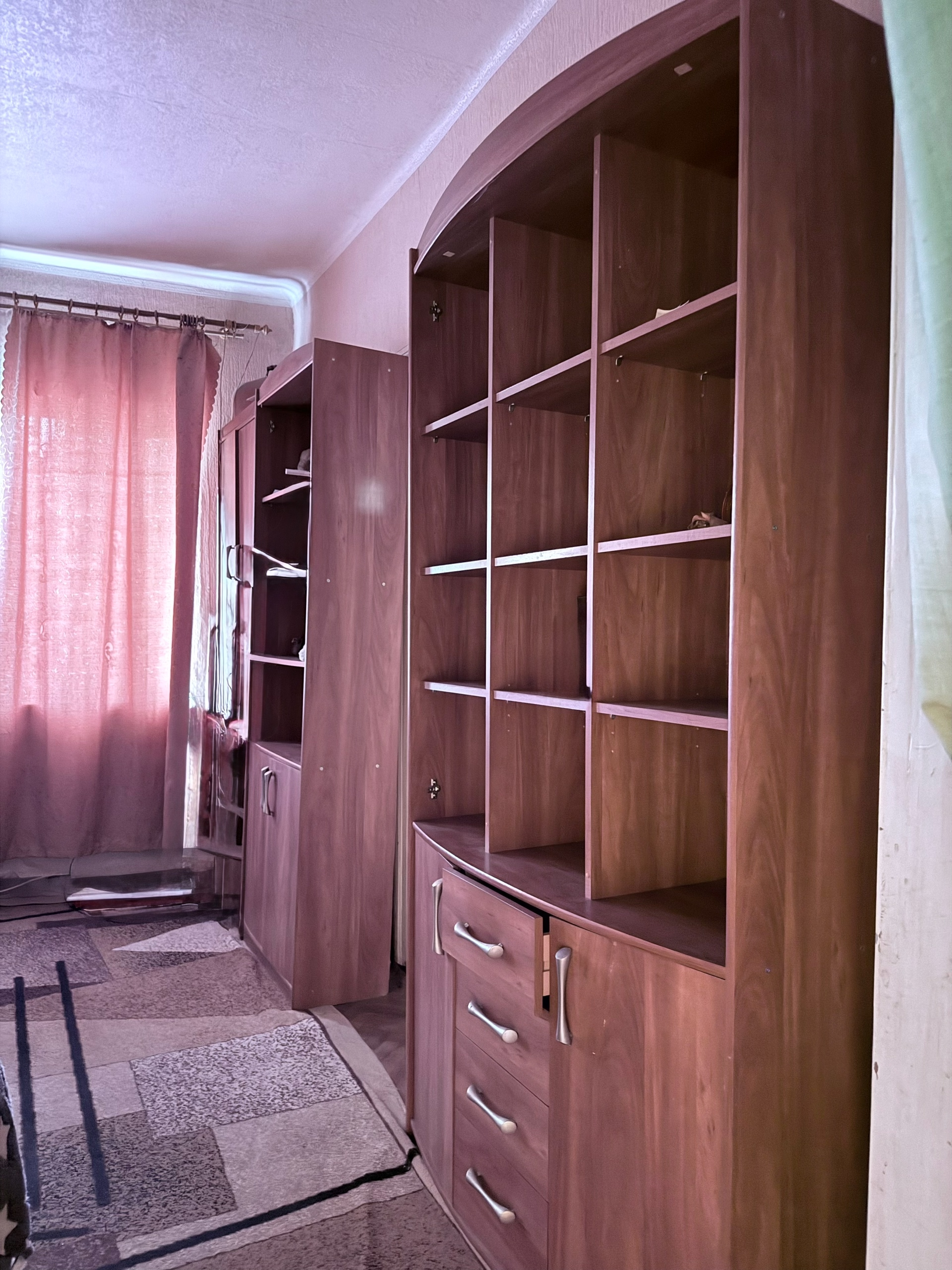 Объект 926 Продаётся ДОМ в г.Алчевске р-н Лимана по ул.Плеханова ОП - 90 кв. Участок - 6 соток. В доме: 5 комнат + кухня + прихожая + санузел. Автономное отопление (1 к.котёл + колонка). На все услуги счётчики. Окна - МП (решётки). Железные двери. На участке есть флигель и уличный туалет. Цена - 3 650 000 руб...