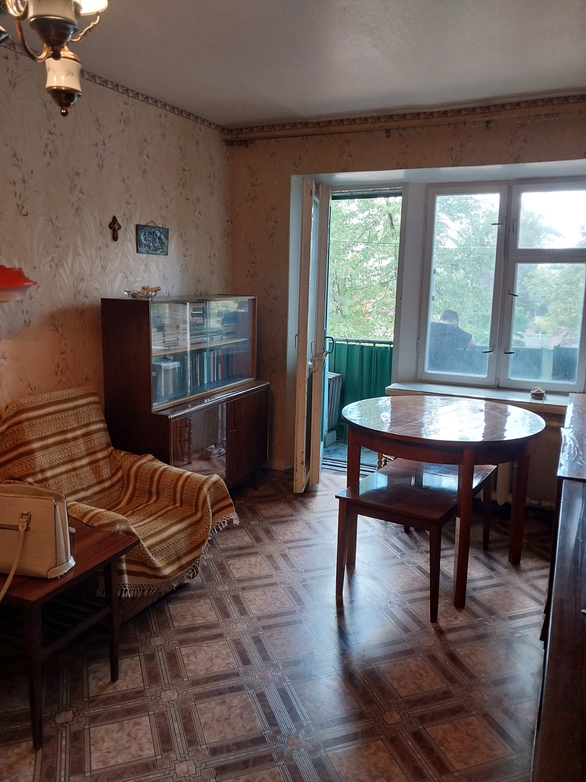 Продам 2х комнатную квартиру в центре ,гор.Пархоменко ,3/5эт.кирпичного дома ,не угловая ,чистая ,состояние "советское",без коммун.догов ,свободна ( удобна для аренды , почти вся мебель остается ) - -1 собственник , -транспортная развязка -магазины,скверы ,рынок -.Цена однокомнатной квартиры 3500 0...