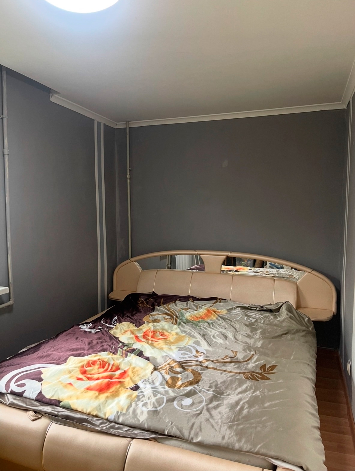 Продам 2-комн. квартиру в центре Луганска ● По адресу: г.Луганск, ул. Коммунальная ● Цена: 8 000 000₽ (торг) ● Телефон: +7 (959) 136-37-47 ● Описание: Продам 2-комн. квартиру в центре Луганска с ремонтом и мебелью. Ремонт делался для себя - все по уму: разводка отопления, вода, плитка, натяжные потолки, гипсо...